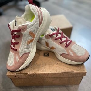 NWT Veja kids sneakers size 3 EU 34